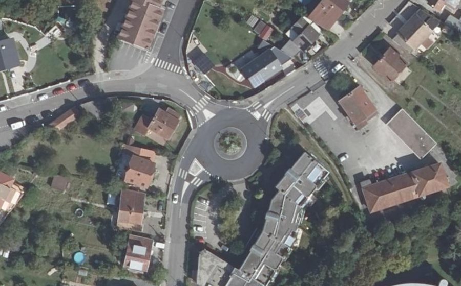 Vue aérienne du Rond-point anonyme n°51790951
