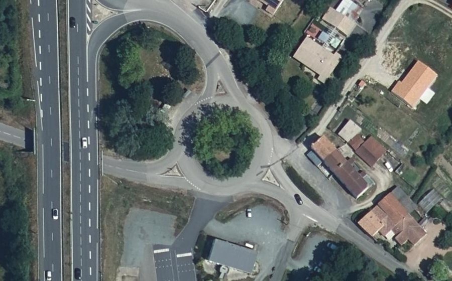 Vue aérienne du Rond-point anonyme n°51811526
