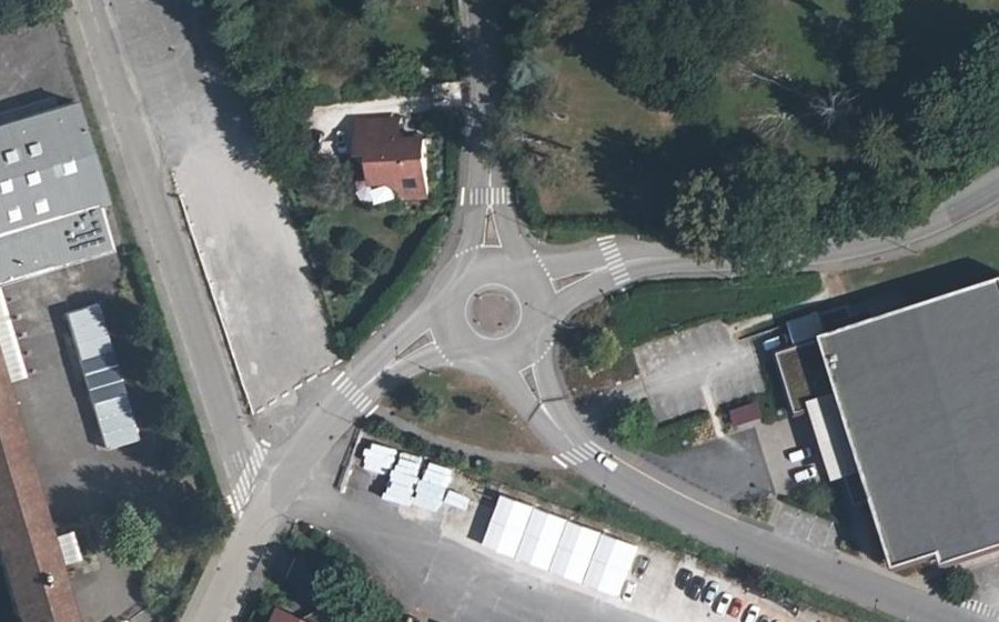 Vue aérienne du Rond-point anonyme n°518133650