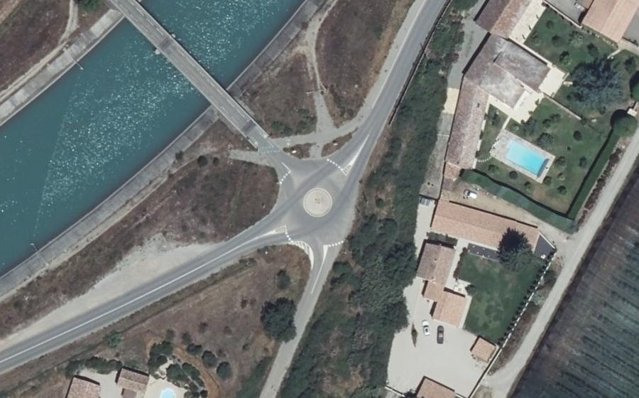 Vue aérienne du Rond-point anonyme n°518245274