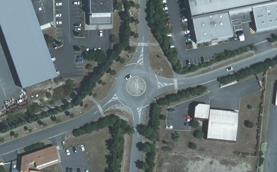 Vue aérienne du Rond-point anonyme n°518318519