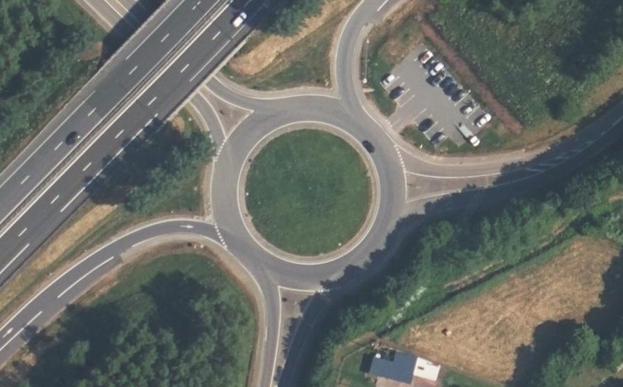 Vue aérienne du Rond-point anonyme n°51855069