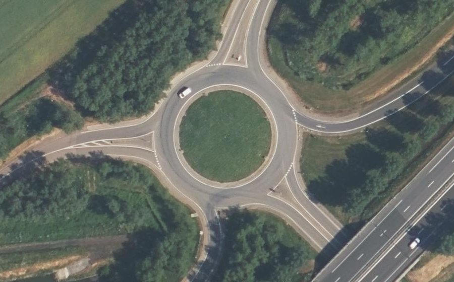 Vue aérienne du Rond-point anonyme n°51855070