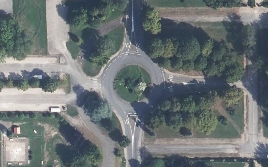 Vue aérienne du Rond-point anonyme n°51858590