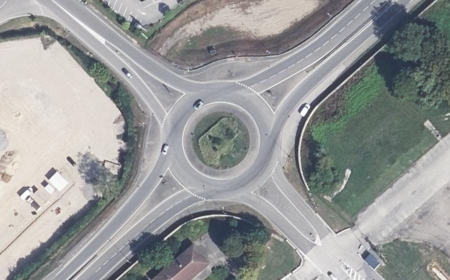 Vue aérienne du Rond-point anonyme n°51858594