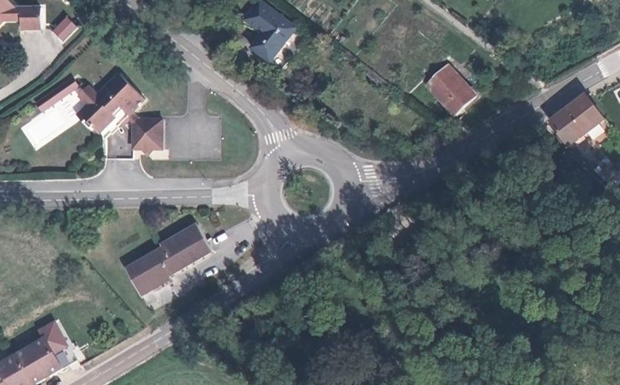 Vue aérienne du Rond-point anonyme n°51858602