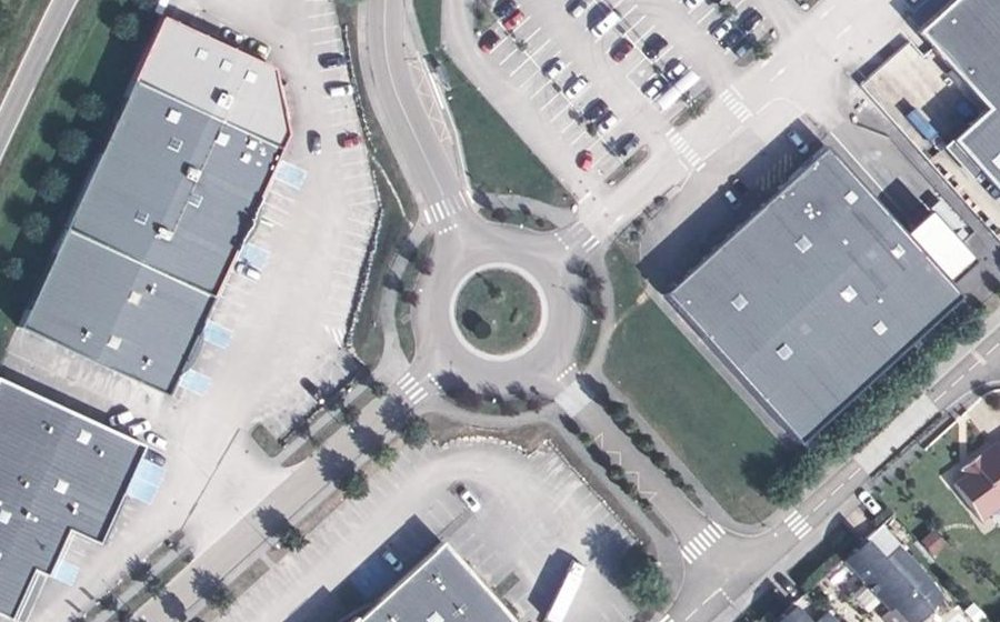Vue aérienne du Rond-point anonyme n°51858616