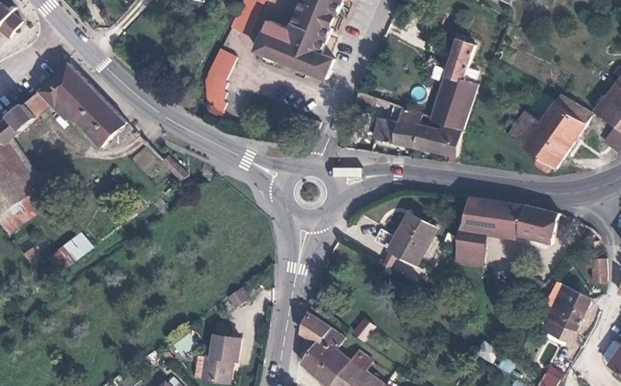 Vue aérienne du Rond-point anonyme n°51858701