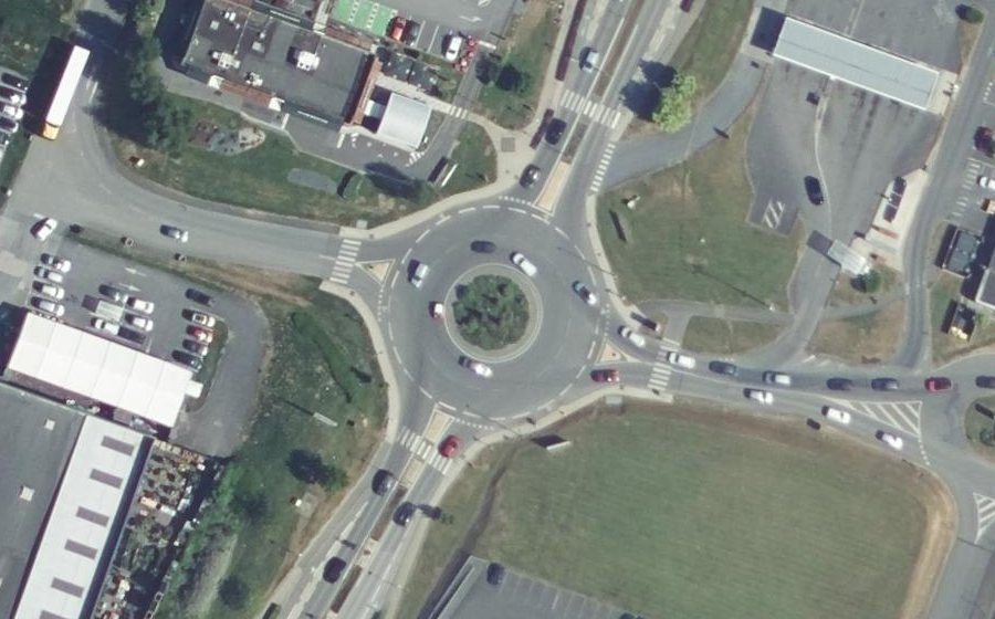 Vue aérienne du Rond-point anonyme n°518670306