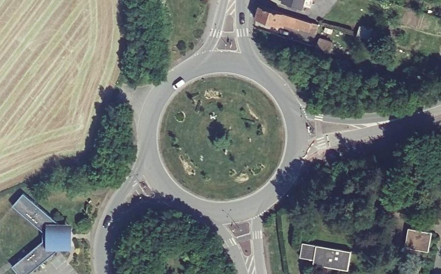 Vue aérienne du Rond-point anonyme n°518684716