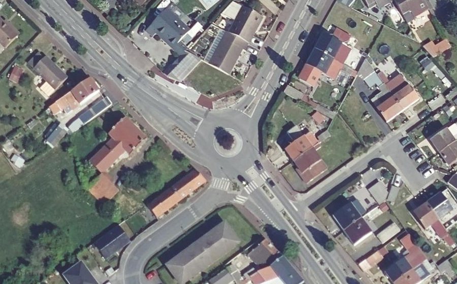 Vue aérienne du Rond-point anonyme n°518684751