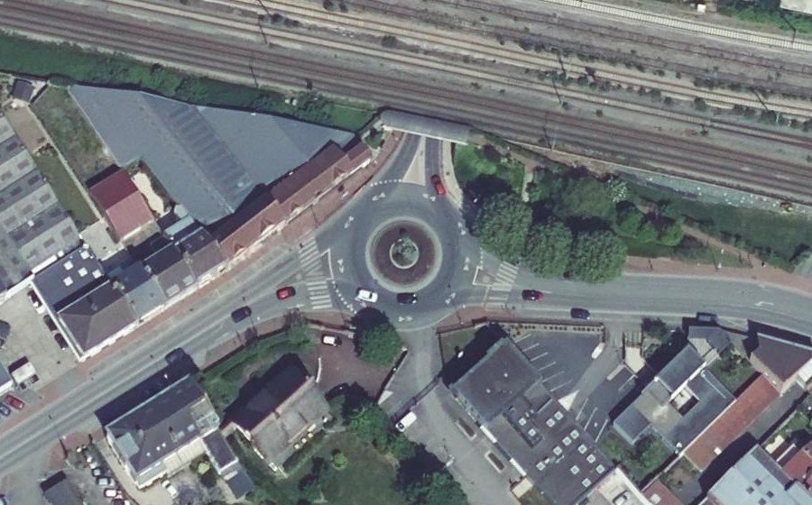 Vue aérienne du Rond-point anonyme n°518689329