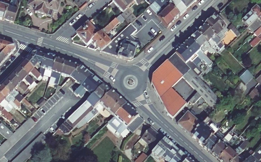 Vue aérienne du Rond-point anonyme n°518689332
