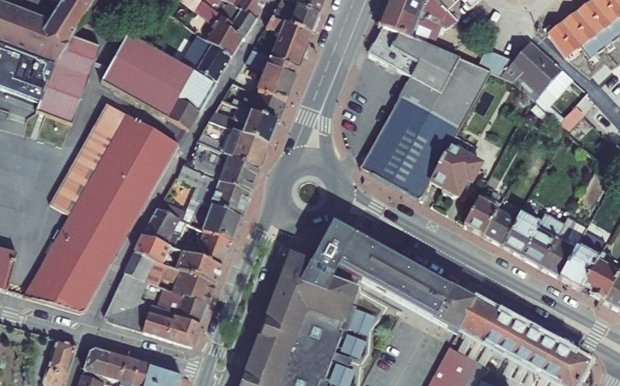 Vue aérienne du Rond-point anonyme n°518689334