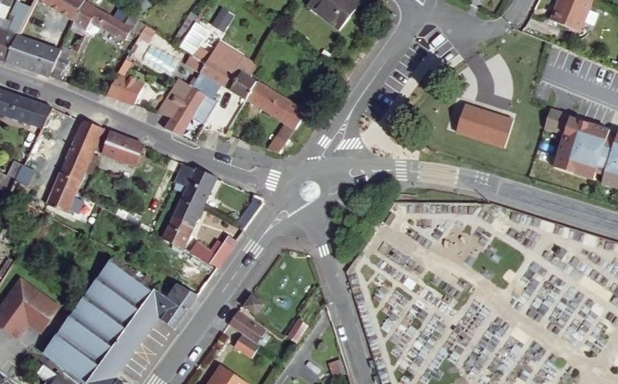 Vue aérienne du Rond-point anonyme n°51871143