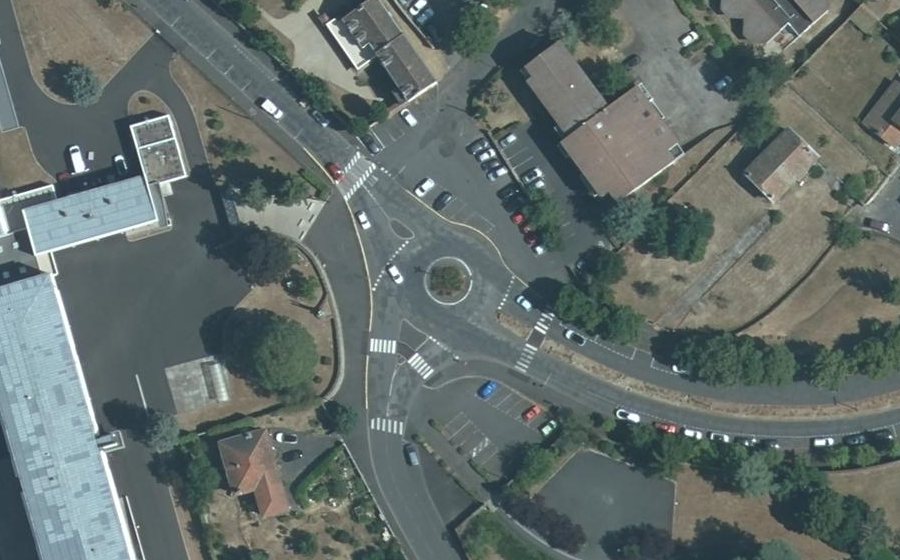 Vue aérienne du Rond-point anonyme n°51872138