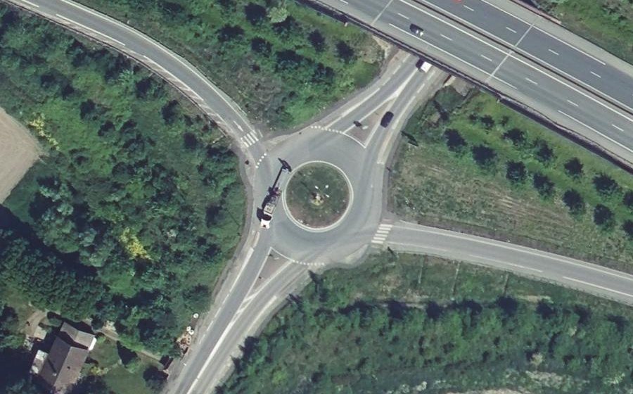 Vue aérienne du Rond-point anonyme n°518725090