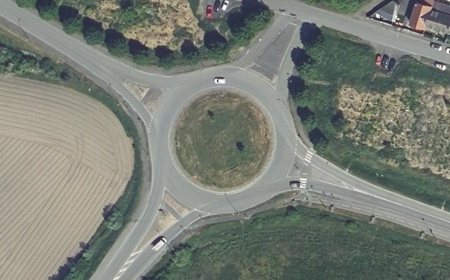 Vue aérienne du Rond-point anonyme n°518725095