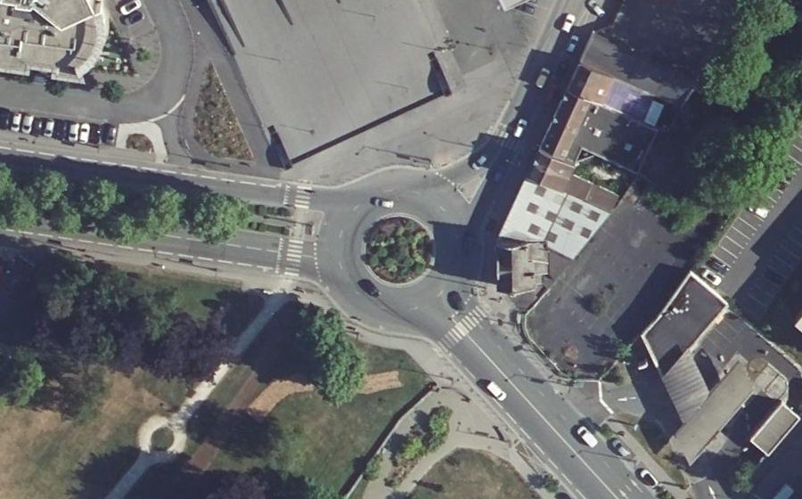 Vue aérienne du Rond-point anonyme n°518738017