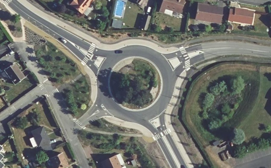 Vue aérienne du Rond-point anonyme n°518738060