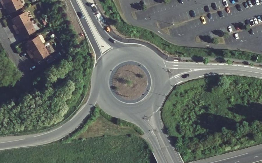 Vue aérienne du Rond-point anonyme n°518738064
