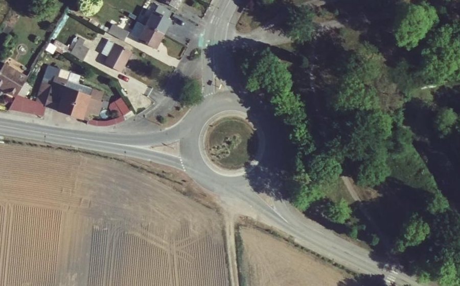 Vue aérienne du Rond-point anonyme n°518738078