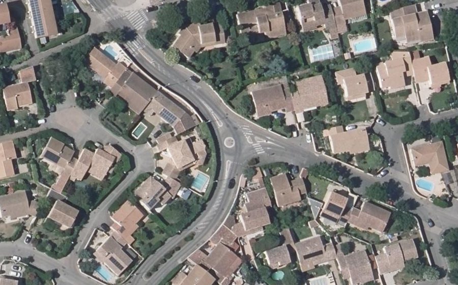 Vue aérienne du Rond-point anonyme n°518749442