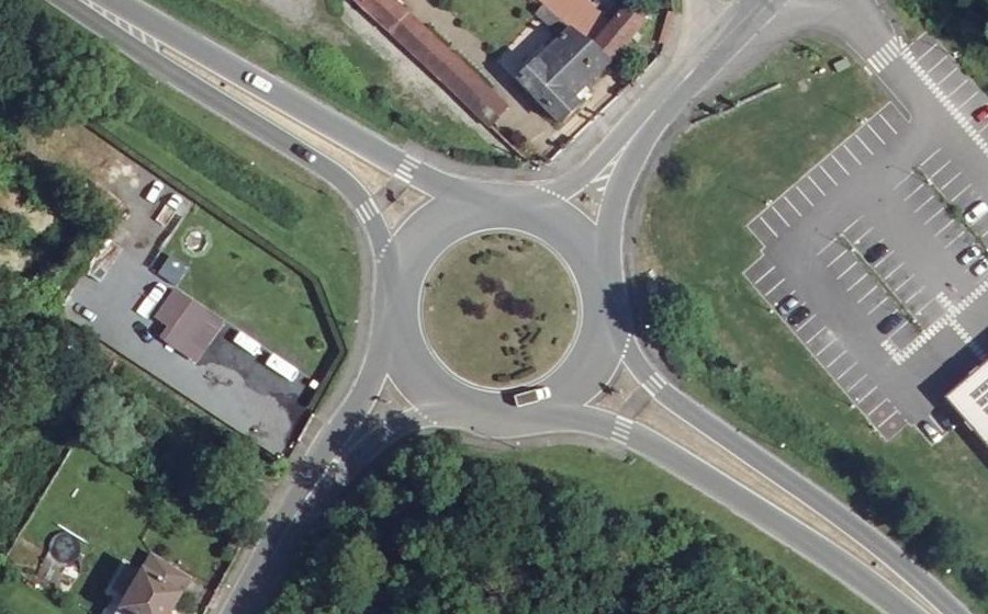 Vue aérienne du Rond-point anonyme n°51876526