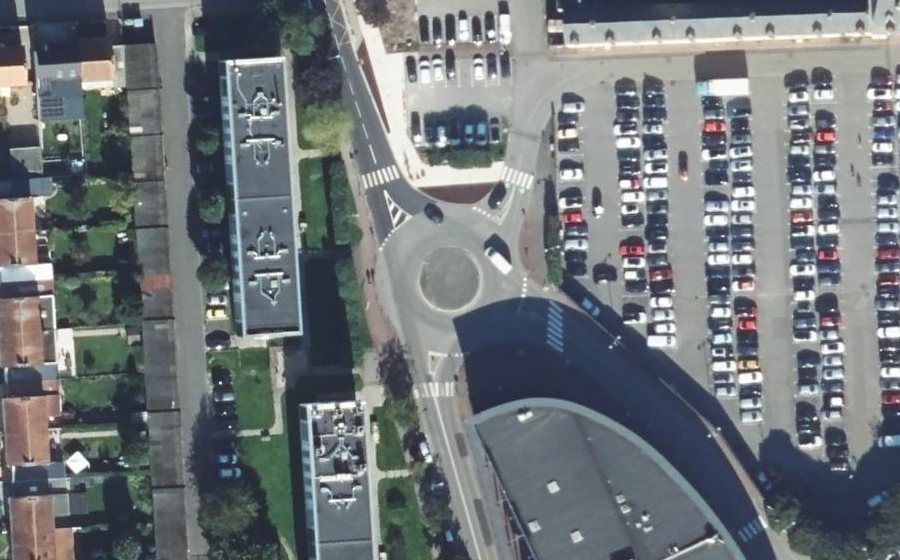 Vue aérienne du Rond-point anonyme n°518858565