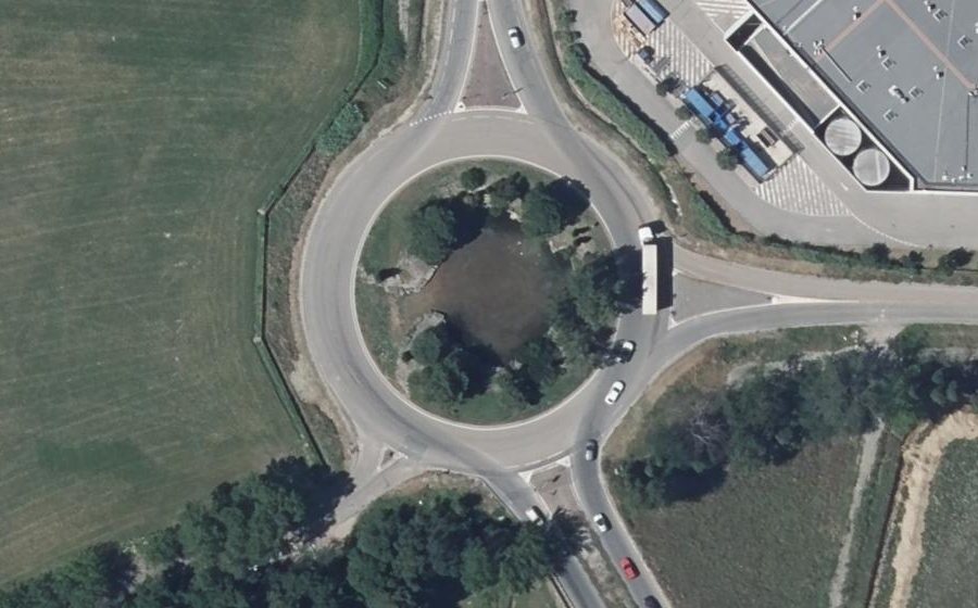 Vue aérienne du Rond-point anonyme n°518864407