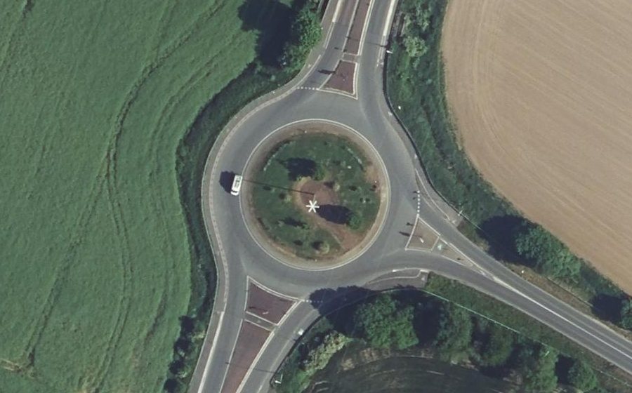 Vue aérienne du Rond-point anonyme n°518871815