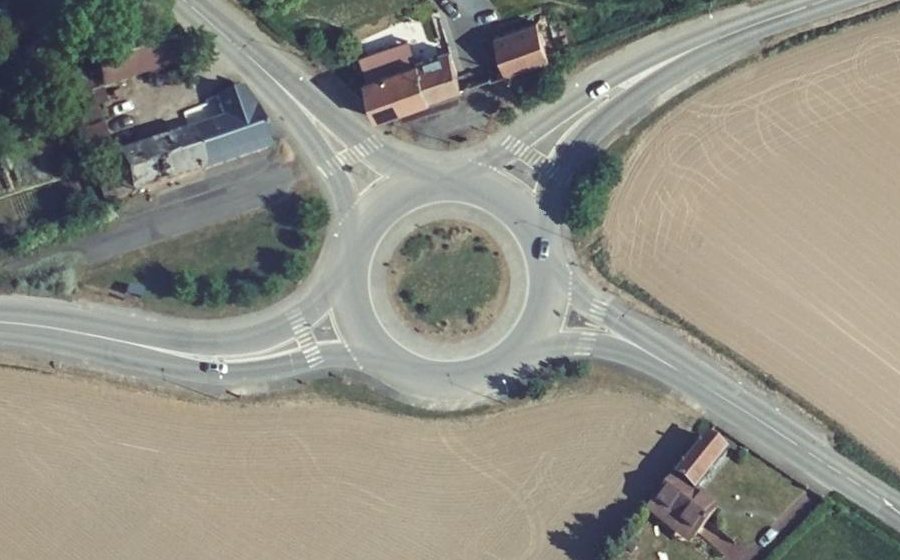 Vue aérienne du Rond-point anonyme n°518871823