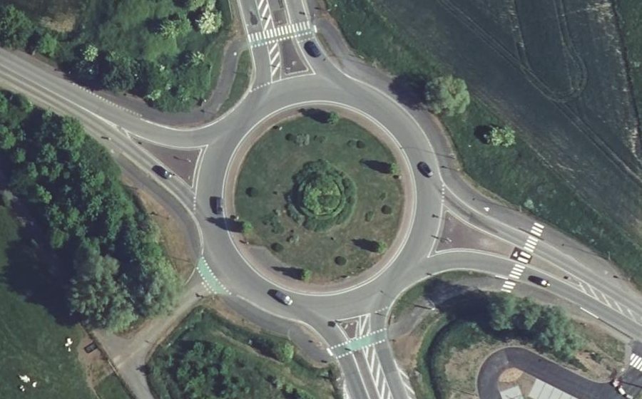 Vue aérienne du Rond-point anonyme n°518871826