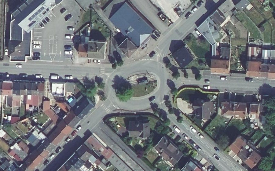 Vue aérienne du Rond-point anonyme n°518886597
