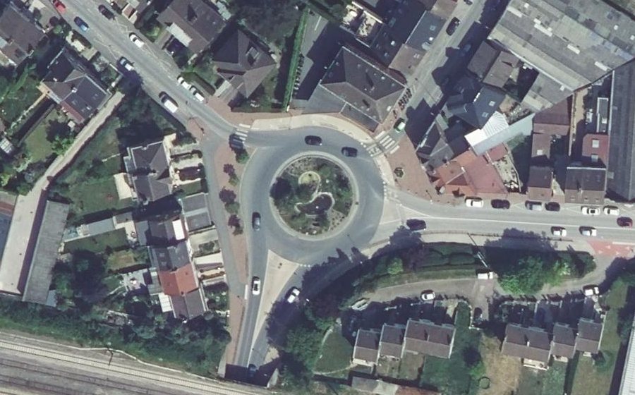 Vue aérienne du Rond-point anonyme n°518886601