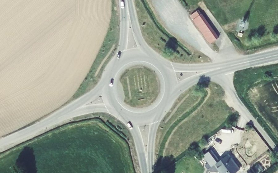Vue aérienne du Rond-point anonyme n°518891587
