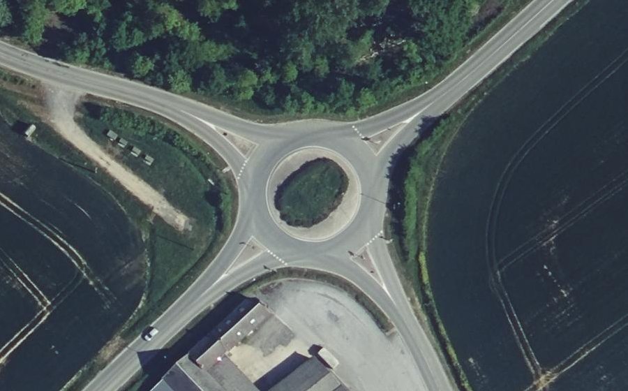 Vue aérienne du Rond-point anonyme n°518893802