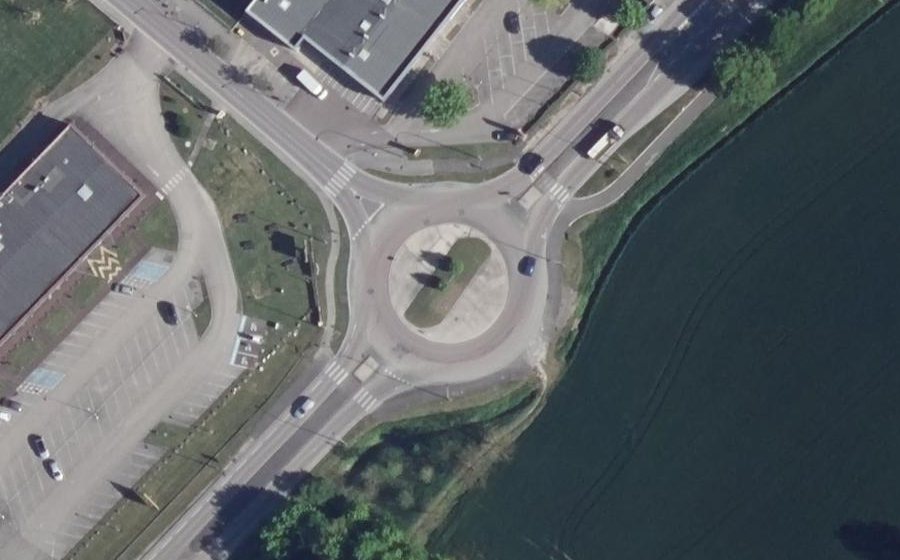 Vue aérienne du Rond-point anonyme n°51890439