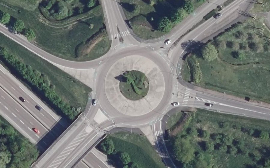 Vue aérienne du Rond-point anonyme n°51890441