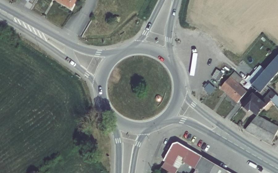Vue aérienne du Rond-point anonyme n°518904556