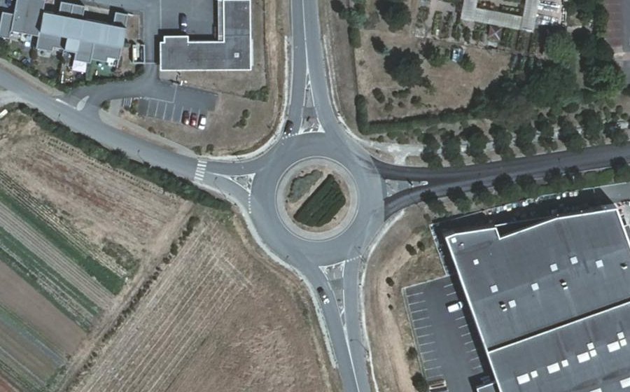Vue aérienne du Rond-point anonyme n°51890524
