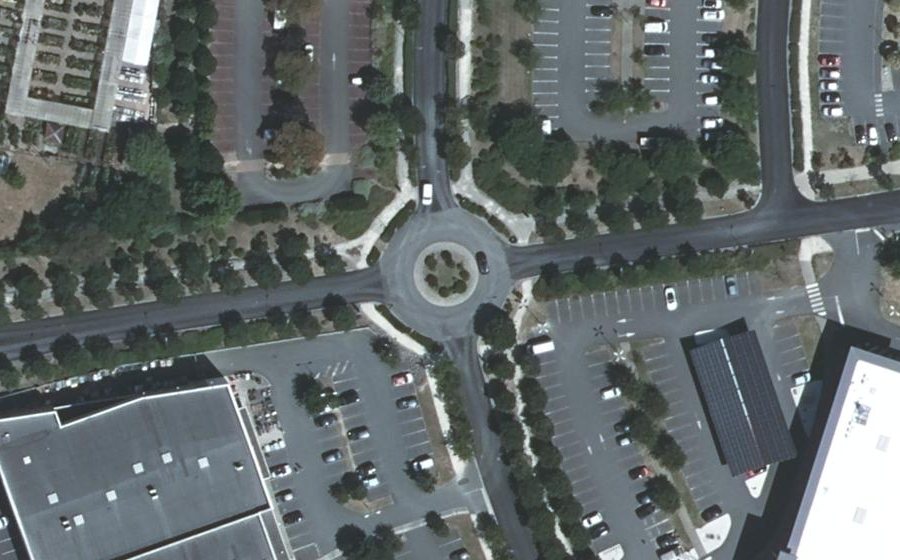 Vue aérienne du Rond-point anonyme n°51890538