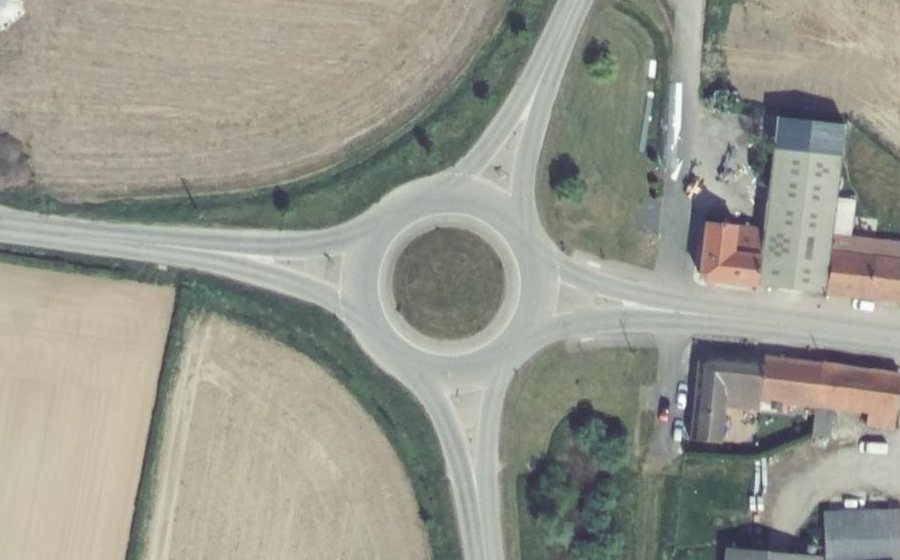 Vue aérienne du Rond-point anonyme n°518911153