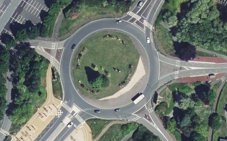 Vue aérienne du Rond-point anonyme n°518917439