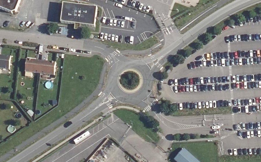 Vue aérienne du Rond-point anonyme n°518935138