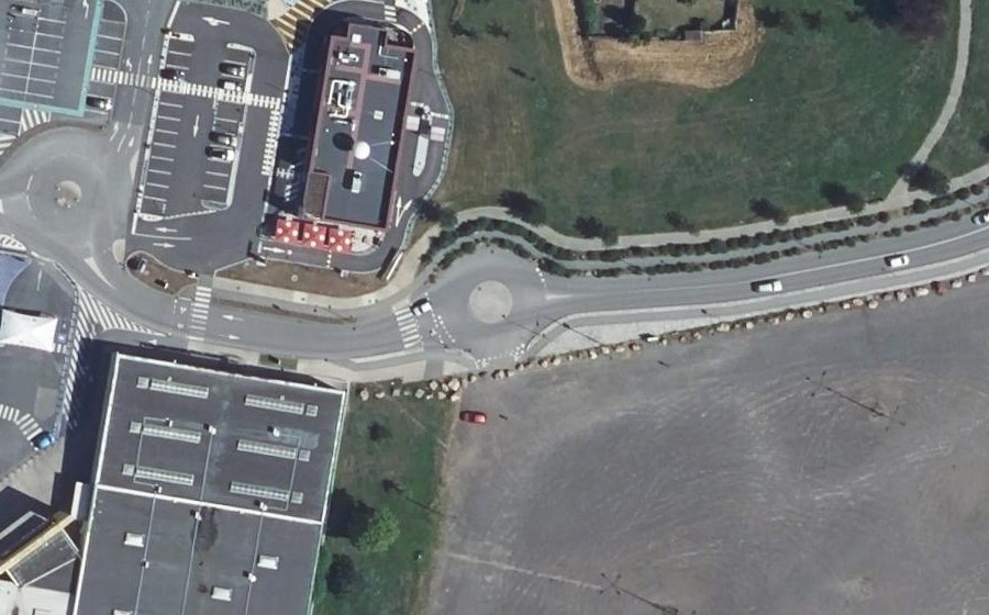 Vue aérienne du Rond-point anonyme n°519356665