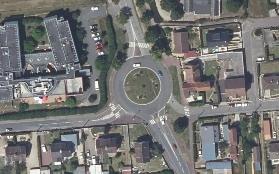 Vue aérienne du Rond-point anonyme n°51948477