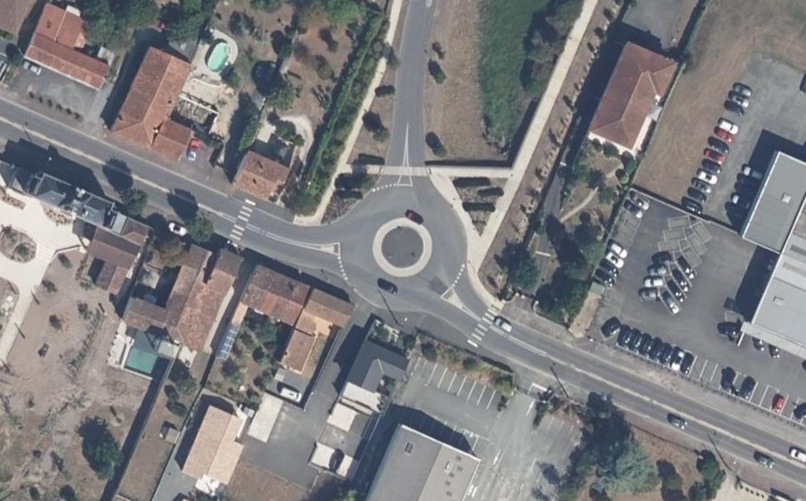 Vue aérienne du Rond-point anonyme n°519548465