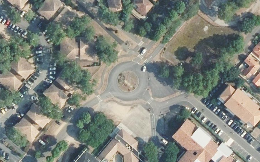 Vue aérienne du Rond-point anonyme n°519580168