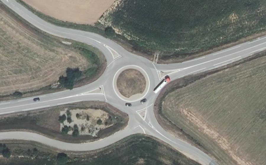 Vue aérienne du Rond-point anonyme n°519672294